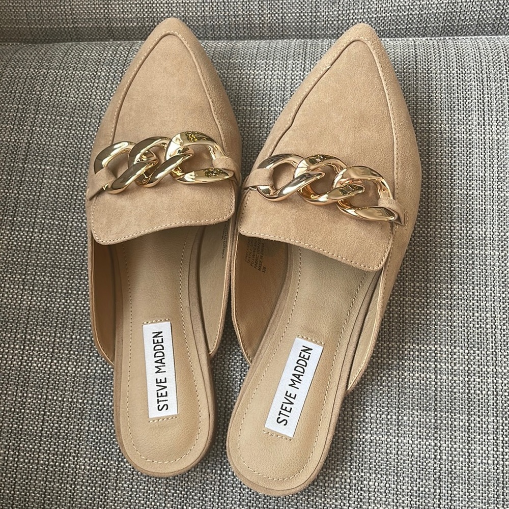 Steve Madden Finn Chain Pointed Toe Mule in Tan Suede